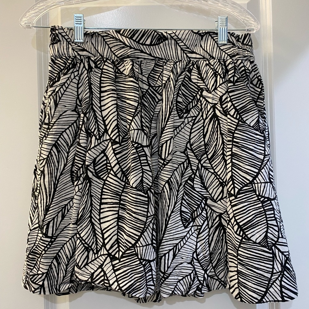 White and black loft skirt with pattern